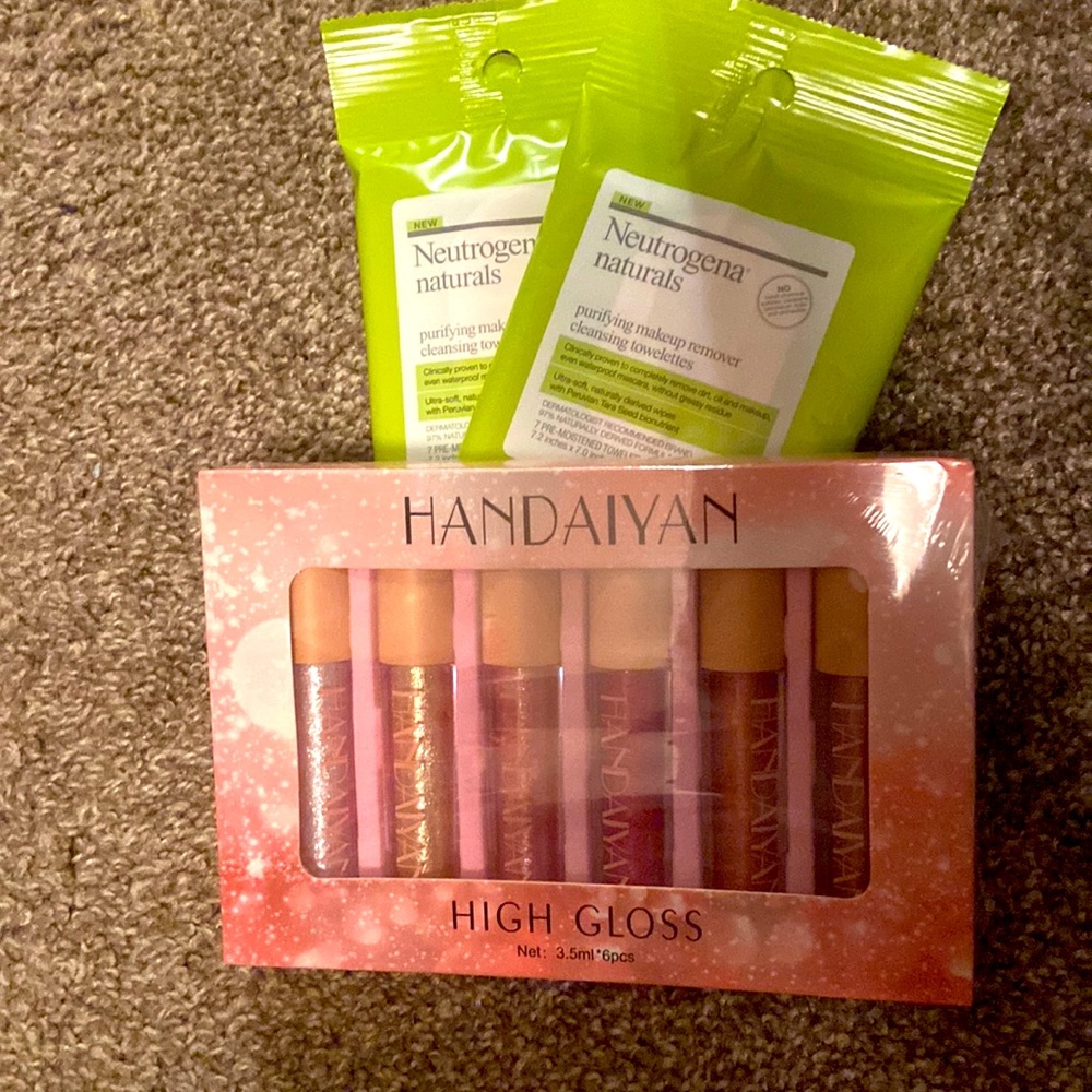 Makeup lot, lip gloss and makeup remover wipes